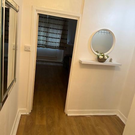 One Bedroom Apartment In Tower Bridge Road Londra Exterior foto