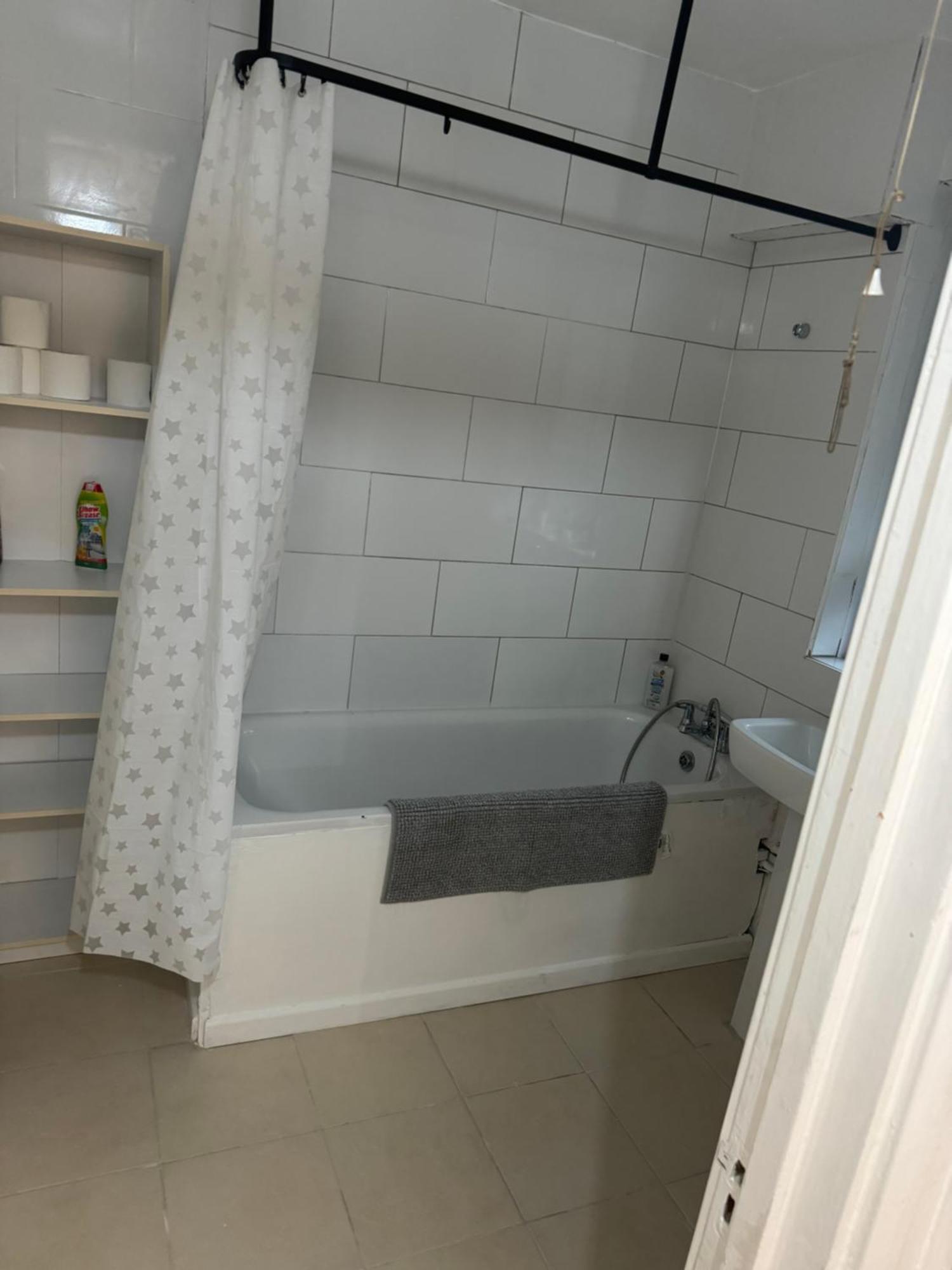 One Bedroom Apartment In Tower Bridge Road Londra Exterior foto